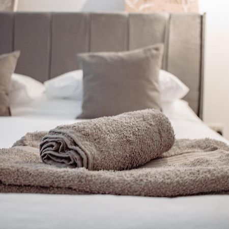 Central & Spacious, Sleeps 8, Perfect For Groups Лийдс Екстериор снимка