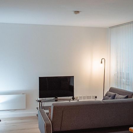 Central & Spacious, Sleeps 8, Perfect For Groups Лийдс Екстериор снимка