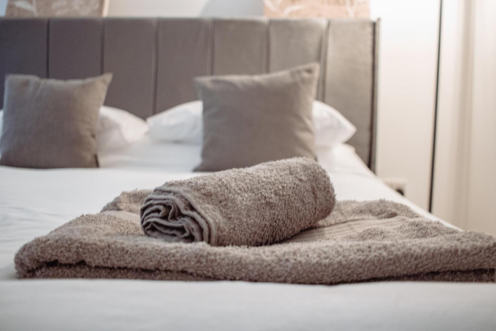 Central & Spacious, Sleeps 8, Perfect For Groups Лийдс Екстериор снимка