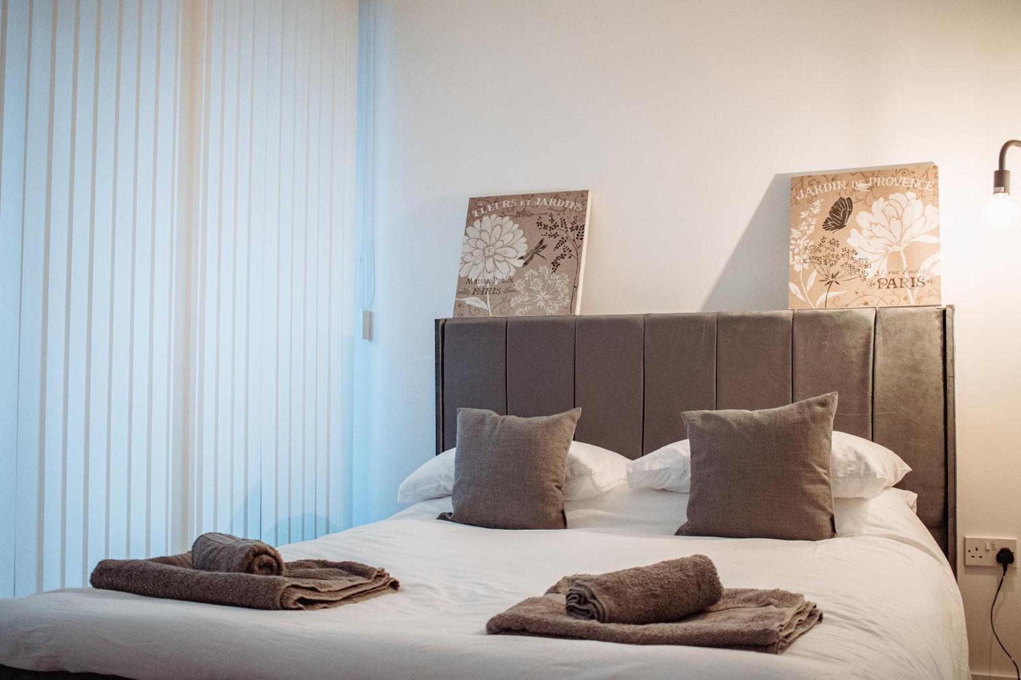 Central & Spacious, Sleeps 8, Perfect For Groups Лийдс Екстериор снимка