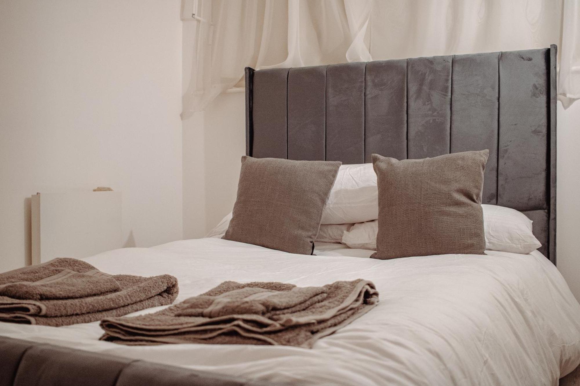 Central & Spacious, Sleeps 8, Perfect For Groups Лийдс Екстериор снимка