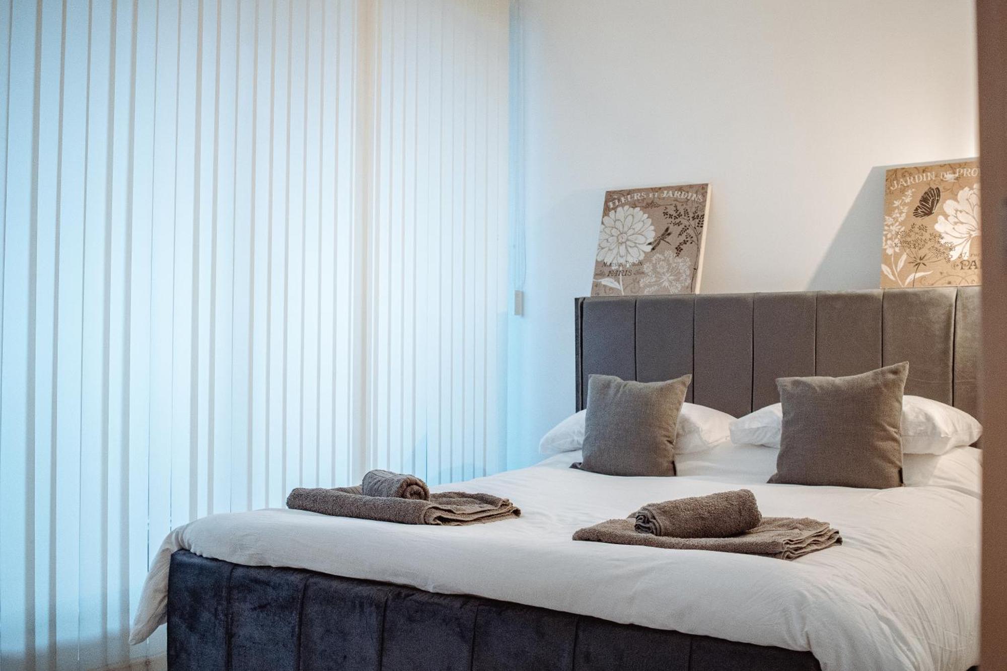 Central & Spacious, Sleeps 8, Perfect For Groups Лийдс Екстериор снимка