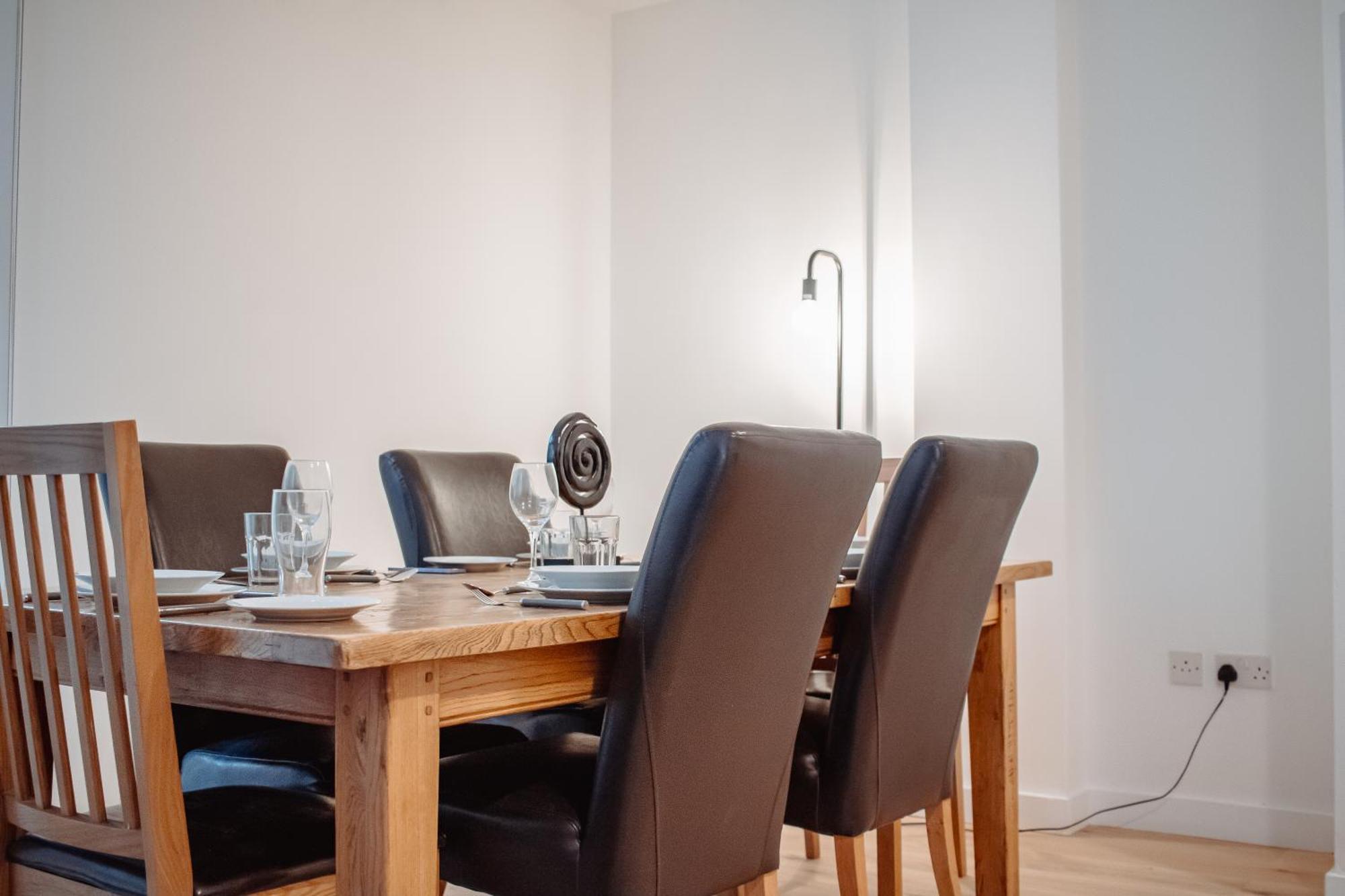 Central & Spacious, Sleeps 8, Perfect For Groups Лийдс Екстериор снимка