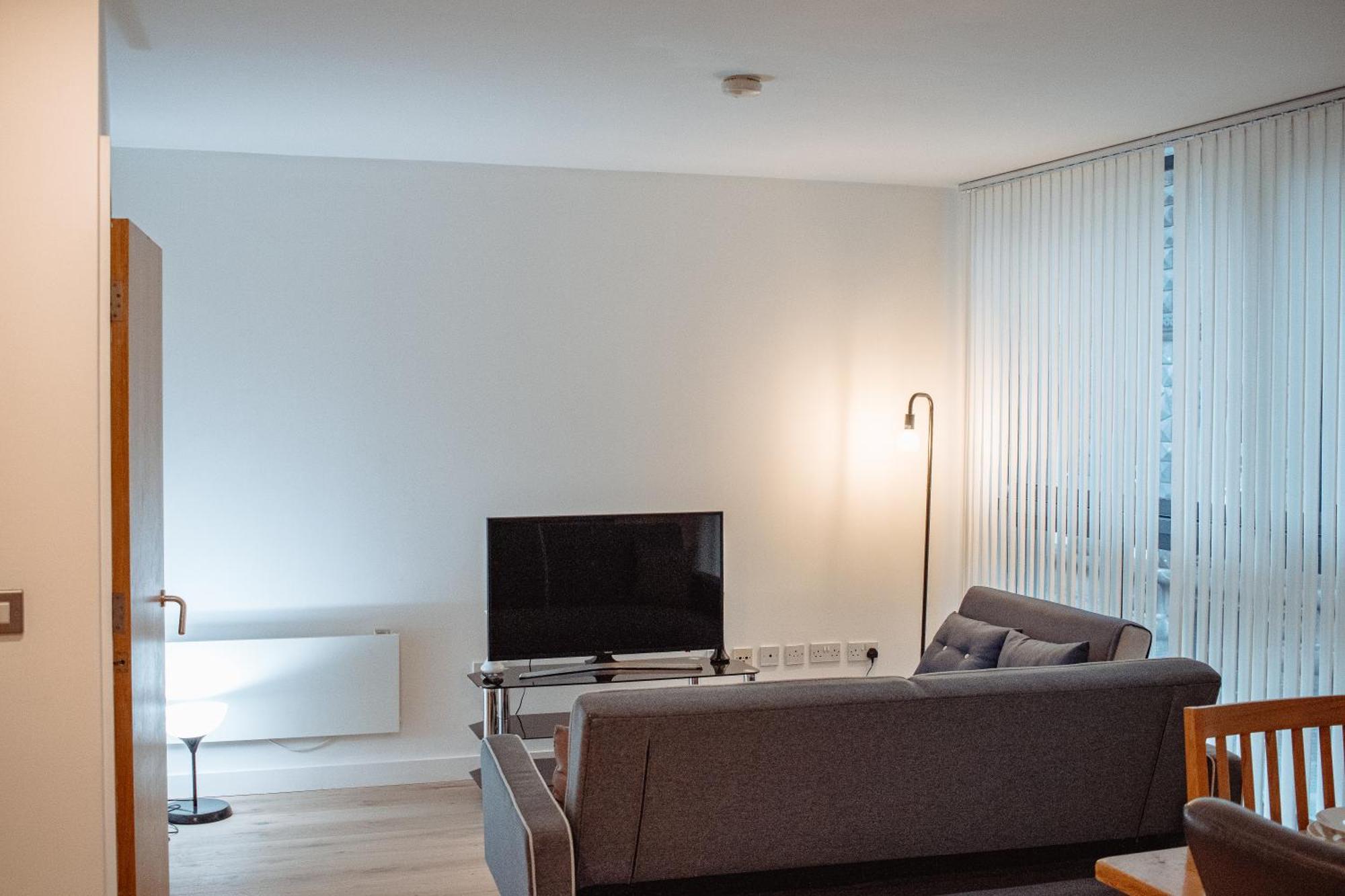 Central & Spacious, Sleeps 8, Perfect For Groups Лийдс Екстериор снимка