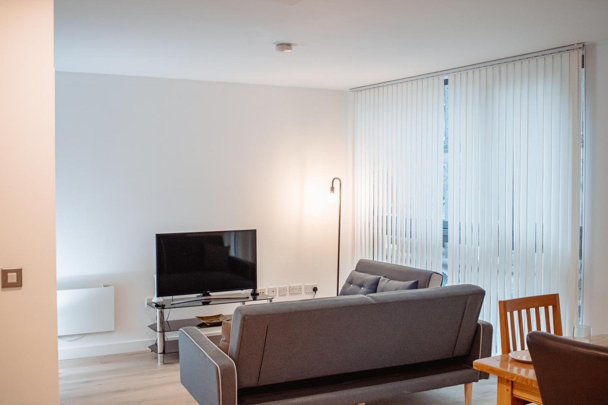 Central & Spacious, Sleeps 8, Perfect For Groups Лийдс Екстериор снимка
