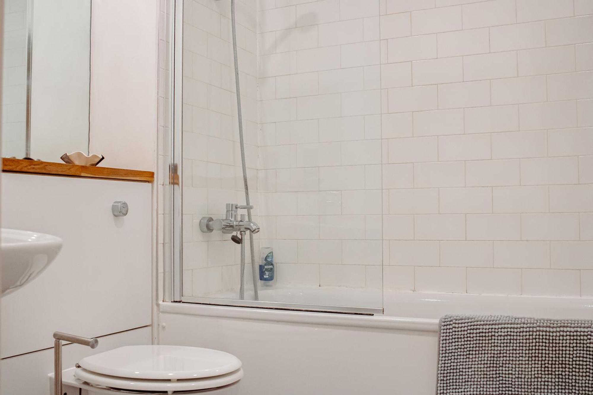 Central & Spacious, Sleeps 8, Perfect For Groups Лийдс Екстериор снимка