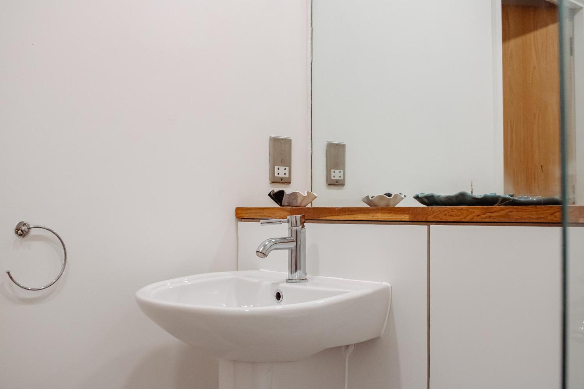 Central & Spacious, Sleeps 8, Perfect For Groups Лийдс Екстериор снимка