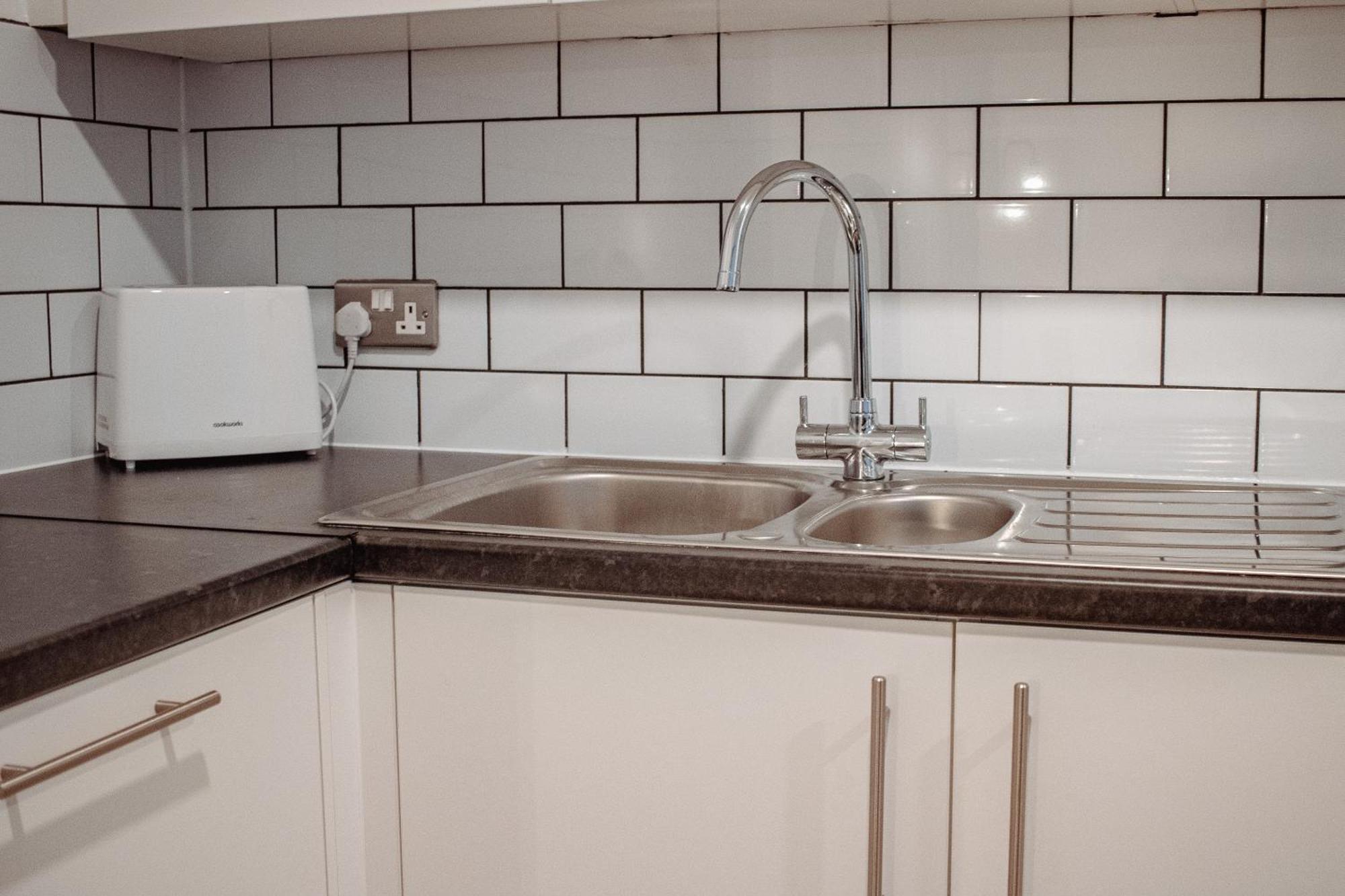 Central & Spacious, Sleeps 8, Perfect For Groups Лийдс Екстериор снимка