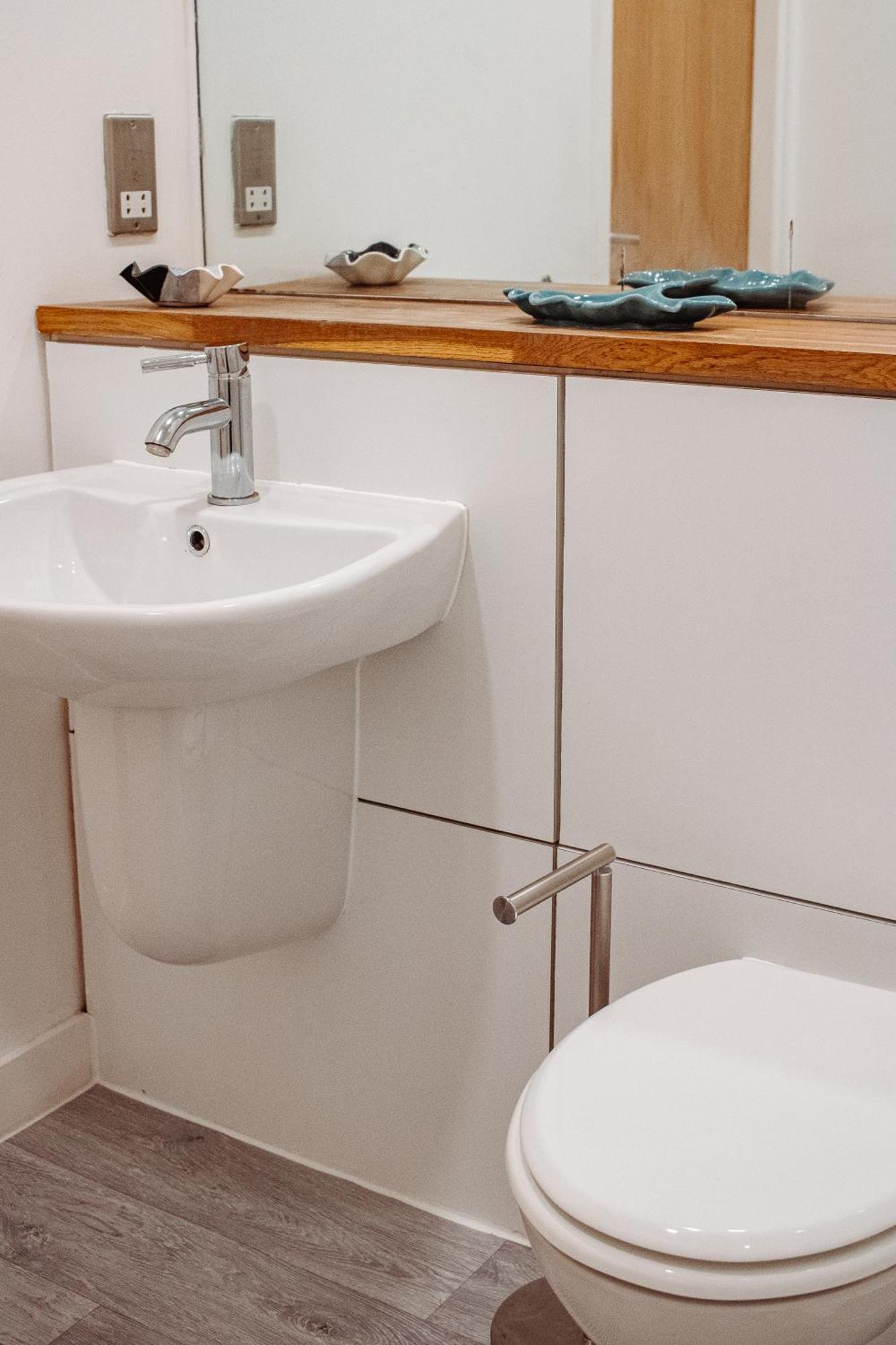 Central & Spacious, Sleeps 8, Perfect For Groups Лийдс Екстериор снимка