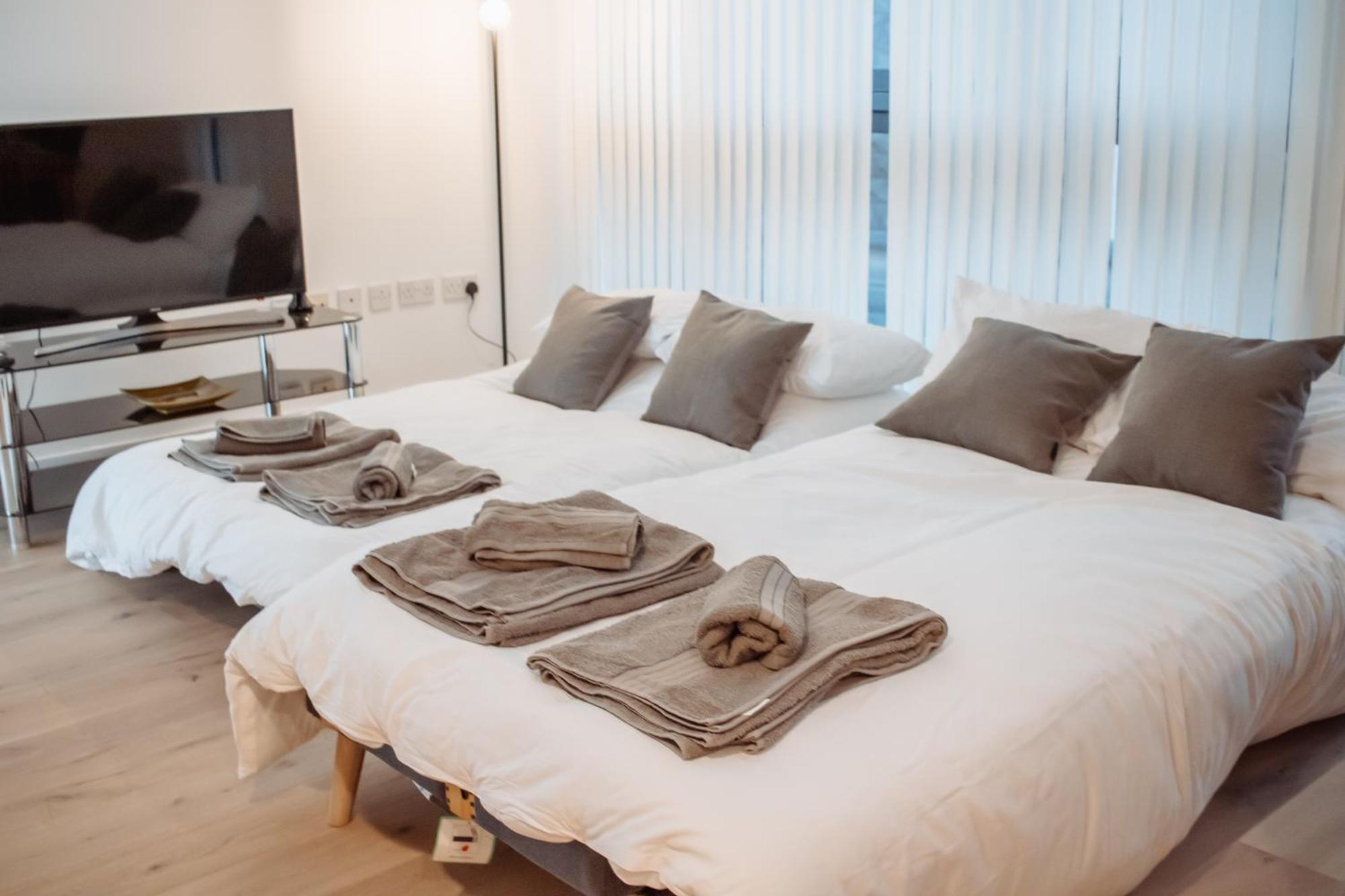 Central & Spacious, Sleeps 8, Perfect For Groups Лийдс Екстериор снимка